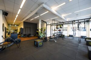 Moderne fitnessruimte aan de H.J.E. Wenckebachweg met diverse trainingsapparatuur en functionele trainingszone.